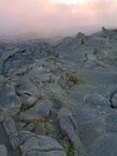 Caldera-Oberfläche mit Rauchwolken gegen Abendsonne