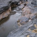 Gumpe mit Felsschliffen im Wadi Dahm