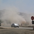 342_4211_Nizwa_Wadi_Al-Abyat_staubige_Kehrarbeiten_auf_Parkplatz_nach_vorherigem_Hochwasser.JPG