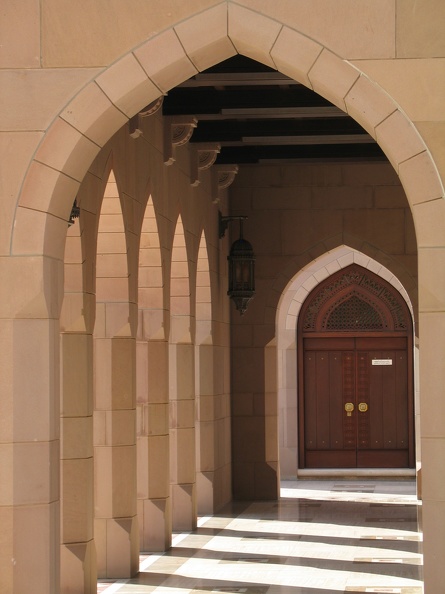 350_5089_Sultan-Qaboos-Moschee_Arkaden.JPG