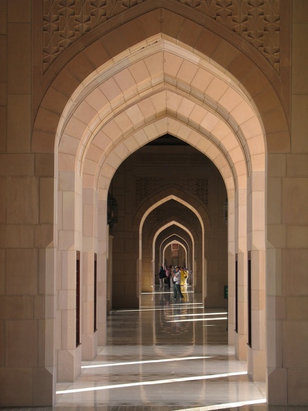 350_5091_Sultan-Qaboos-Moschee_Arkaden.JPG
