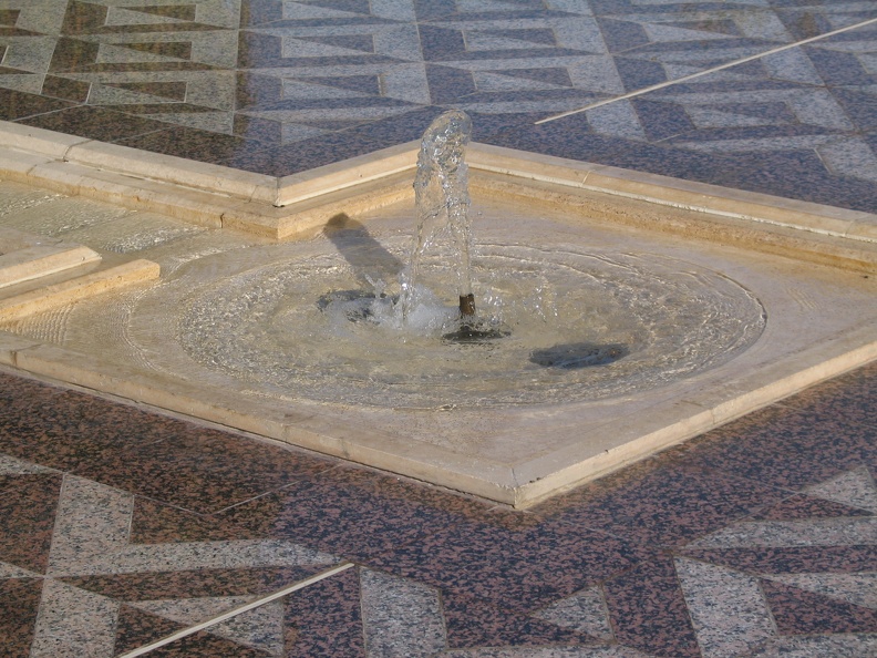 350_5047_Sultan-Qaboos-Moschee_Brunnen(gut).JPG