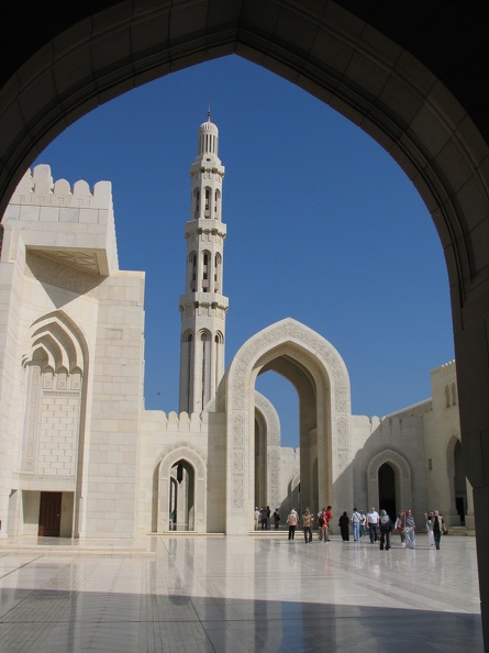 350_5097_Sultan-Qaboos-Moschee_Durchblick_und_Minarett.JPG