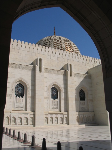 350_5095_Sultan-Qaboos-Moschee_Durchblick_zur_Kuppel.JPG
