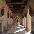 350_5085_Sultan-Qaboos-Moschee_Kolonnaden.JPG
