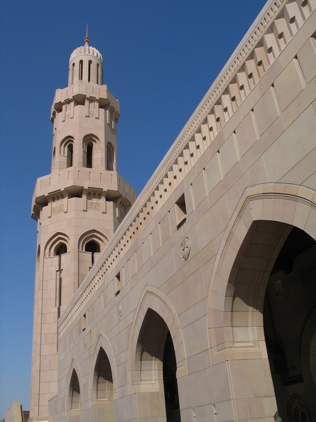 350_5093_Sultan-Qaboos-Moschee_Minarett_und_Arkaden.JPG