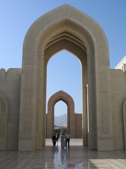 350_5059_Sultan-Qaboos-Moschee_Tor-Durchgang.JPG