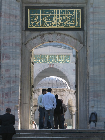 335_3562_Istanbul_Sultan-Ahmet-Moschee_Durchgang_zum_Innenhof.JPG