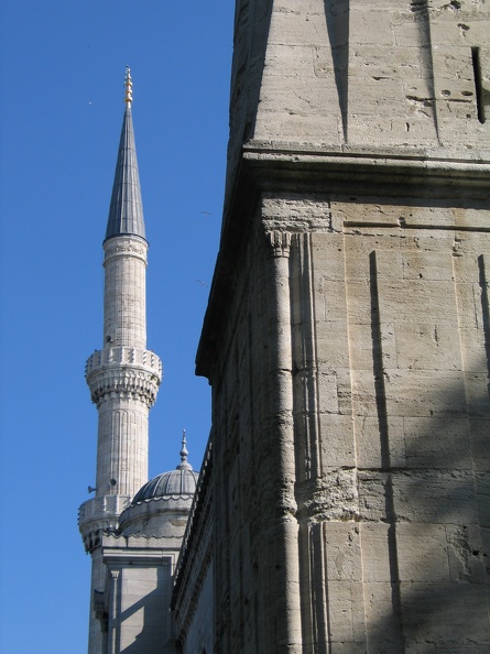 335_3564_Istanbul_Sultan-Ahmet-Moschee_Minarett_und_Gebaeude-Eck.JPG