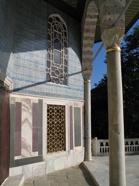 336_3655_Topkapi_Sarayi_Vierter_Hof_Bagdad-Pavillon_Terrasse.JPG