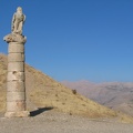 Karakuş-Hügel, Südsäule (mit Adler) gegen Nemrut-Berg