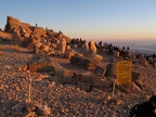 Besucher auf der Westterrasse des Nemrut-Berges, in Erwartung des Sonnenunterganges
