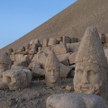 Nemrut-Berg, Figuren auf der Westterrasse