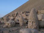 Nemrut-Berg, Figuren auf der Westterrasse