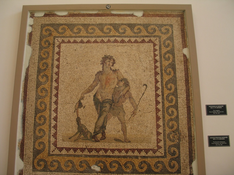 322_2273_Antakya_ArchaeologischesMuseum_Mosaik_Trunkener_Dionysos.JPG