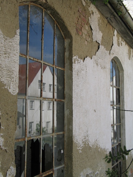 300_0078_Eggenfelden-Gern_Schlossoekonomie_Fensterspiegelung_Kesselhaus.JPG