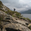 Regenschirmwanderer am Loch Morar