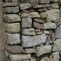 Mauerreste an einem alten Haus in Luib