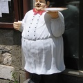 Werbefigur vor einer Café-Bar in der Ortschaft Castel del Monte