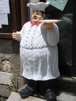 Werbefigur vor einer Café-Bar in der Ortschaft Castel del Monte