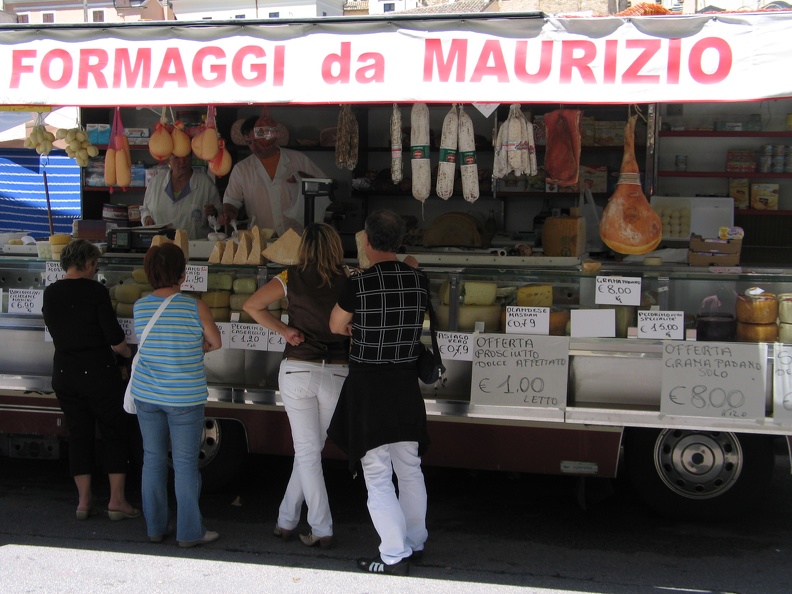304_0446_Sulmona_PiazzaGaribaldi_Markt-Stand.JPG