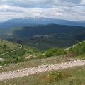 Blick von oberhalb der Ortschaft Calascio zum Monte Sirente