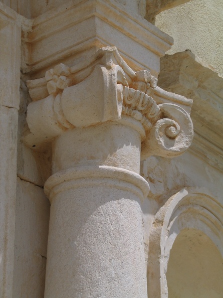 307_0703_Rocca_Calascio_Chiesa_di_Santa_Maria_della_Pieta_Eingangsportal-Detail.JPG