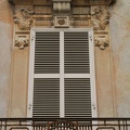 Fenster an der Piazza Orsini in Teramo