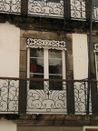  Fassade mit schmiedeeisernem Balkongitter