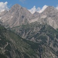 Krottenkopf (2656 m), Marchspitze (2609 m; hinter Krottenkopfscharte) und Ramstallspitze (2533 m),