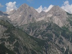 Krottenkopf (2656 m), Marchspitze (2609 m; hinter Krottenkopfscharte) und Ramstallspitze (2533 m),