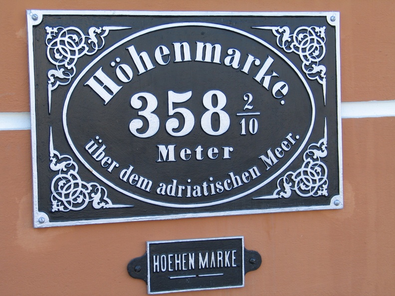 101_0172_Obernberg_Marktplatz_Detail_Hoehenmarke.JPG