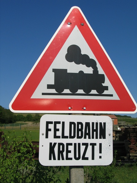 221_2146_Feldbahn-kreuzt_Warnschild.JPG